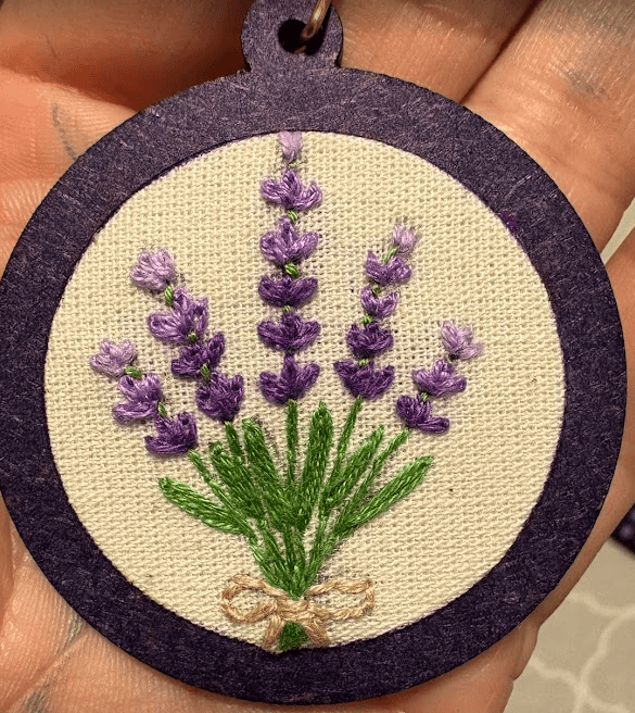 Chaveiro Mini Bastidor com Bordado Lavanda Artesanal
