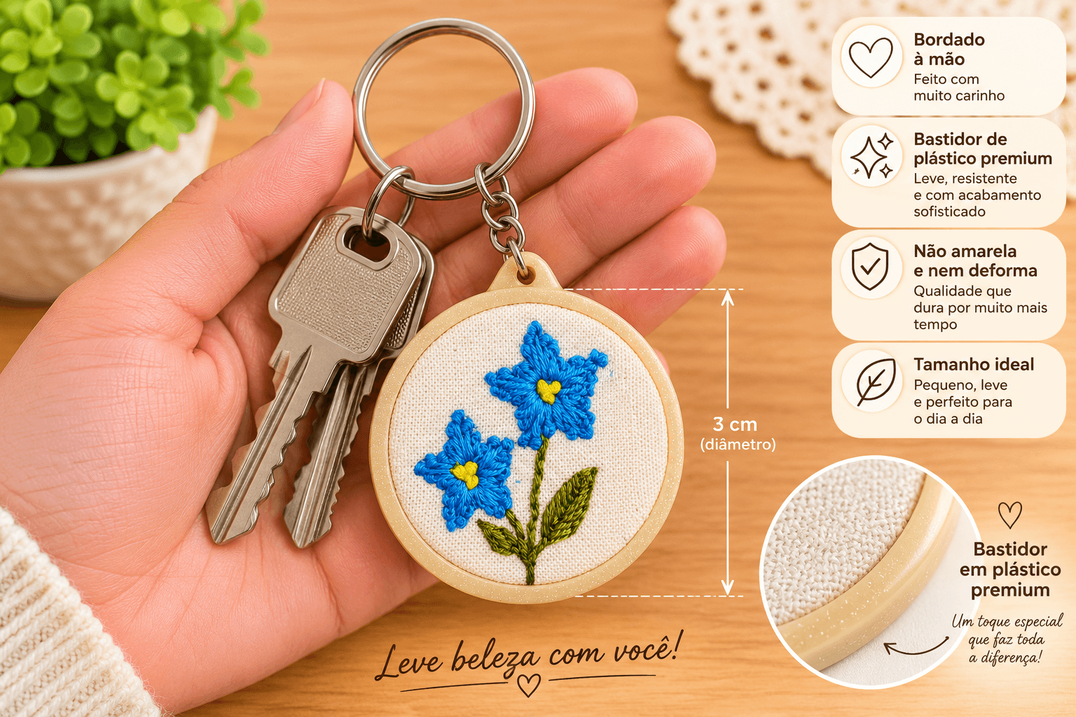 Chaveiro Mini Bastidor com Bordado Flor Azul Artesanal