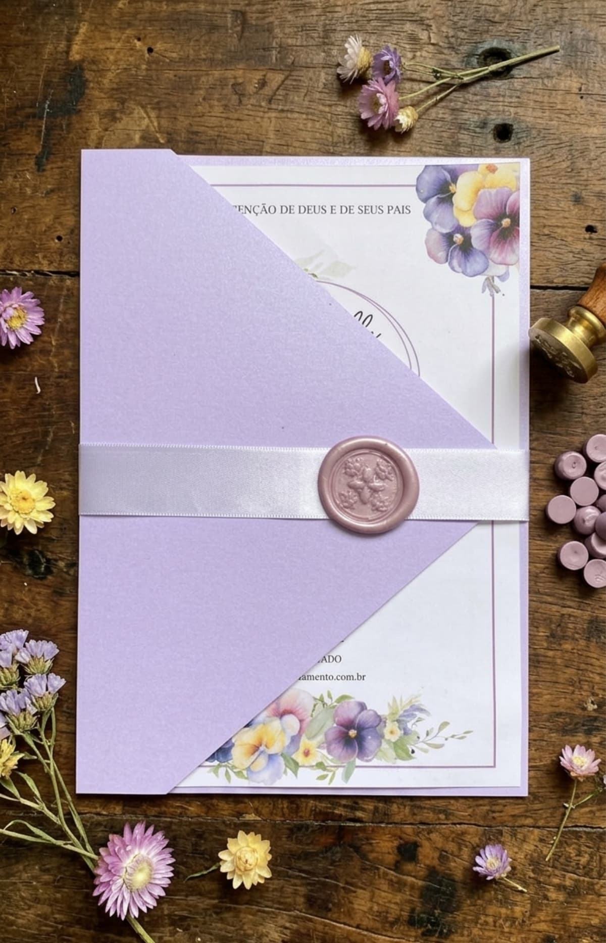 Convite de Casamento Lilás Floral Amor-Perfeito com Fita e Lacre de Cera