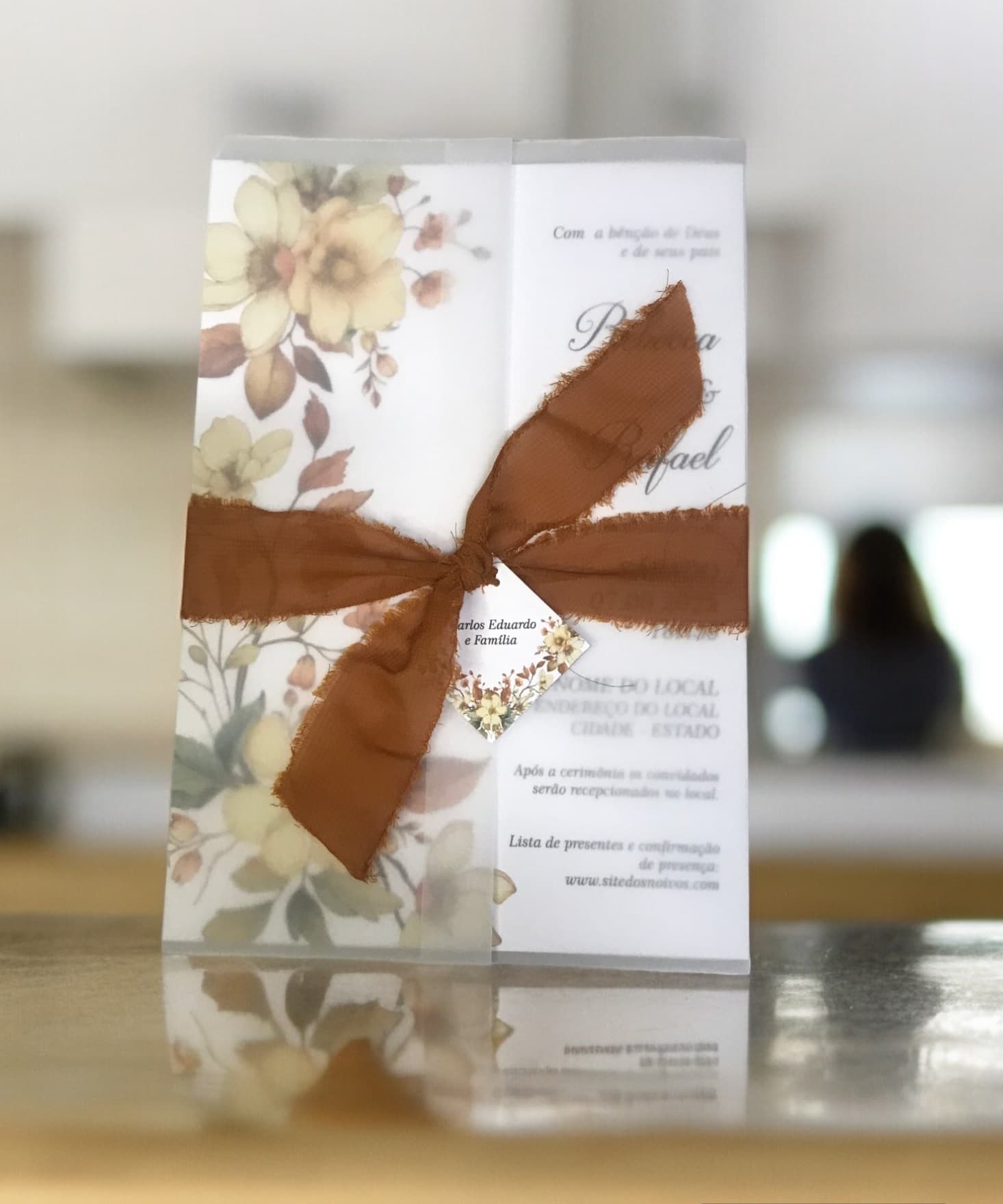 Convite de Casamento Floral Terracota com Envelope Vegetal e Fita Artesanal