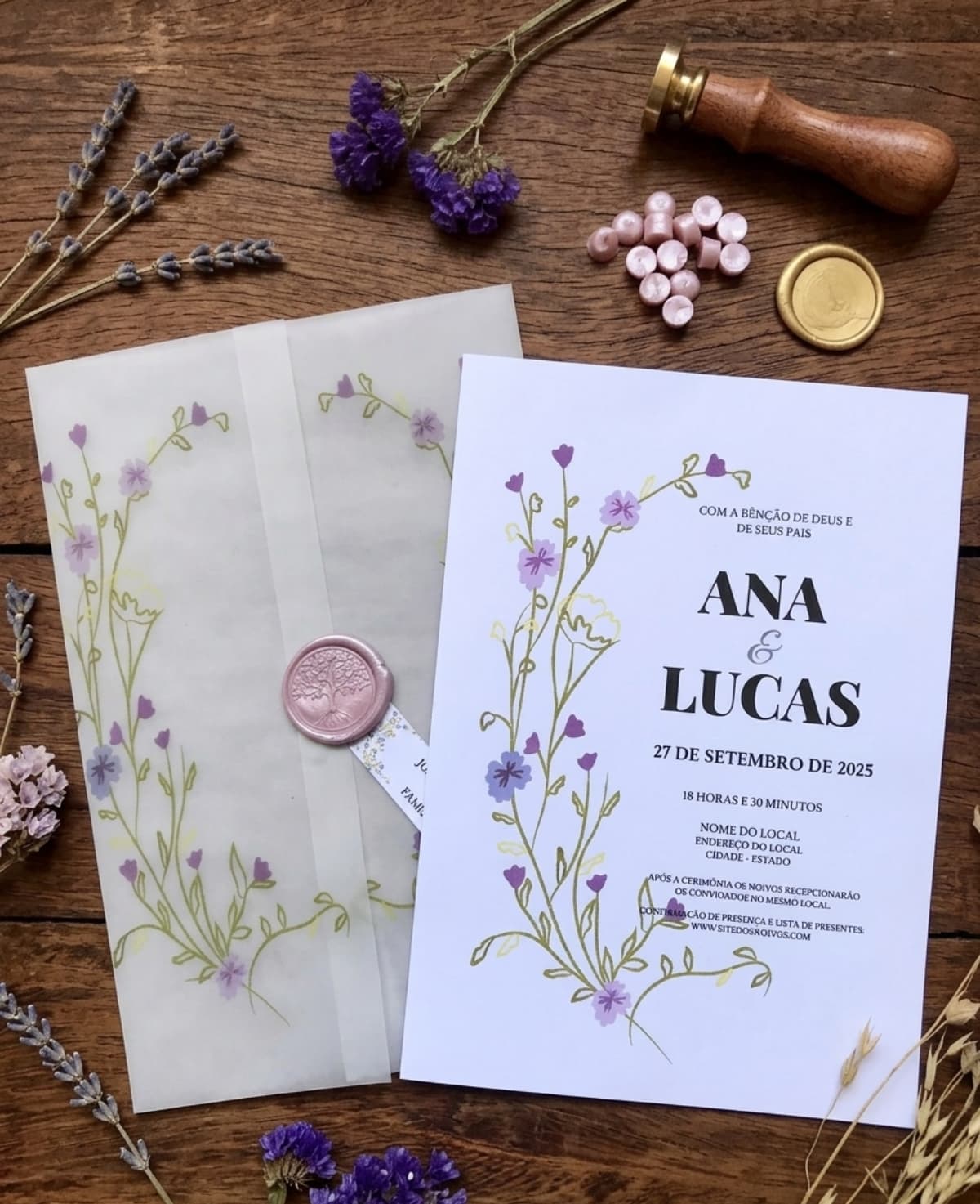 Convite de Casamento em Papel Vegetal Wildflower Lilás com Lacre de Cera e Tag