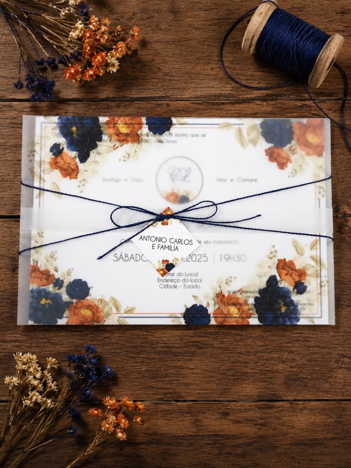 Convite de Casamento Floral Terracota e Azul Marinho com Envelope Vegetal