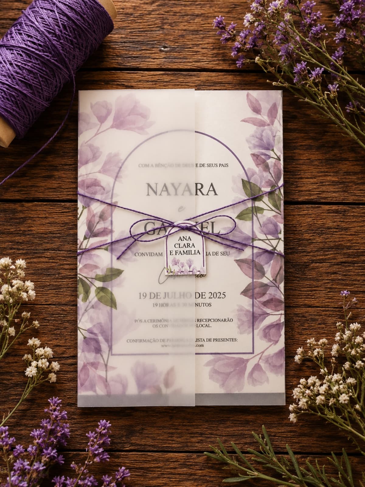 Convite de Casamento Floral Lilás com Papel Vegetal