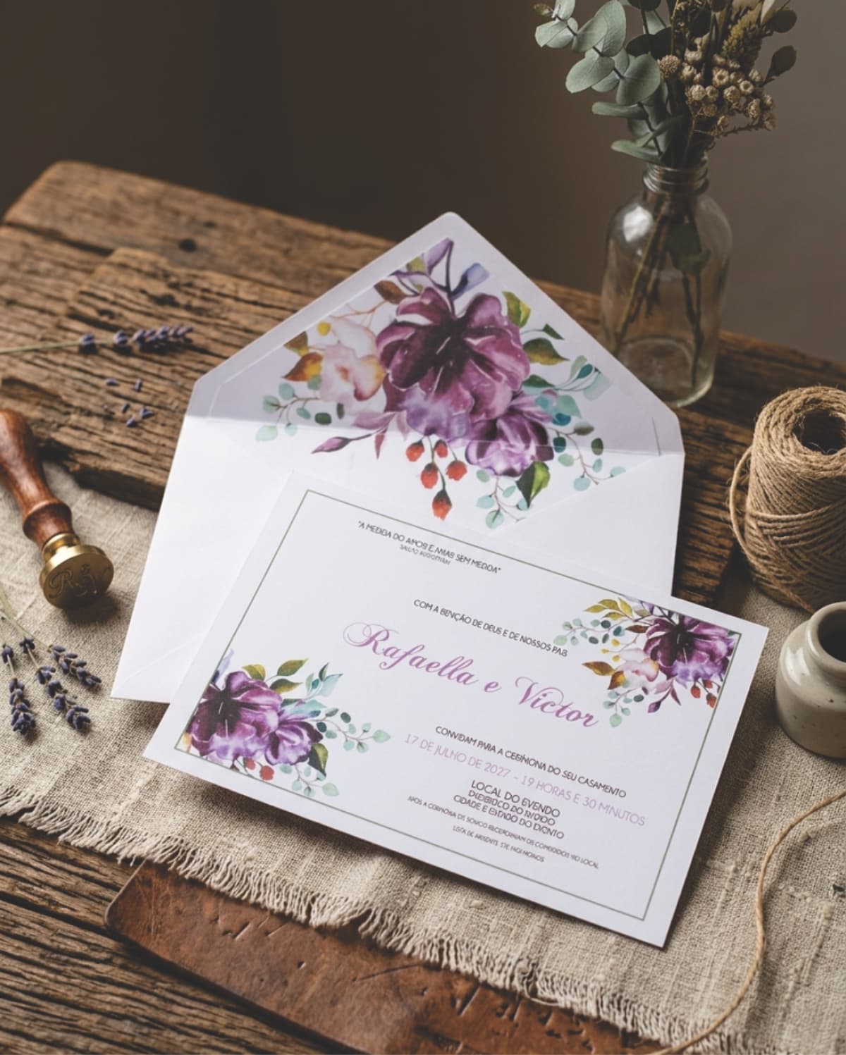 Convite de Casamento Floral Roxo e Violeta com Envelope Forrado
