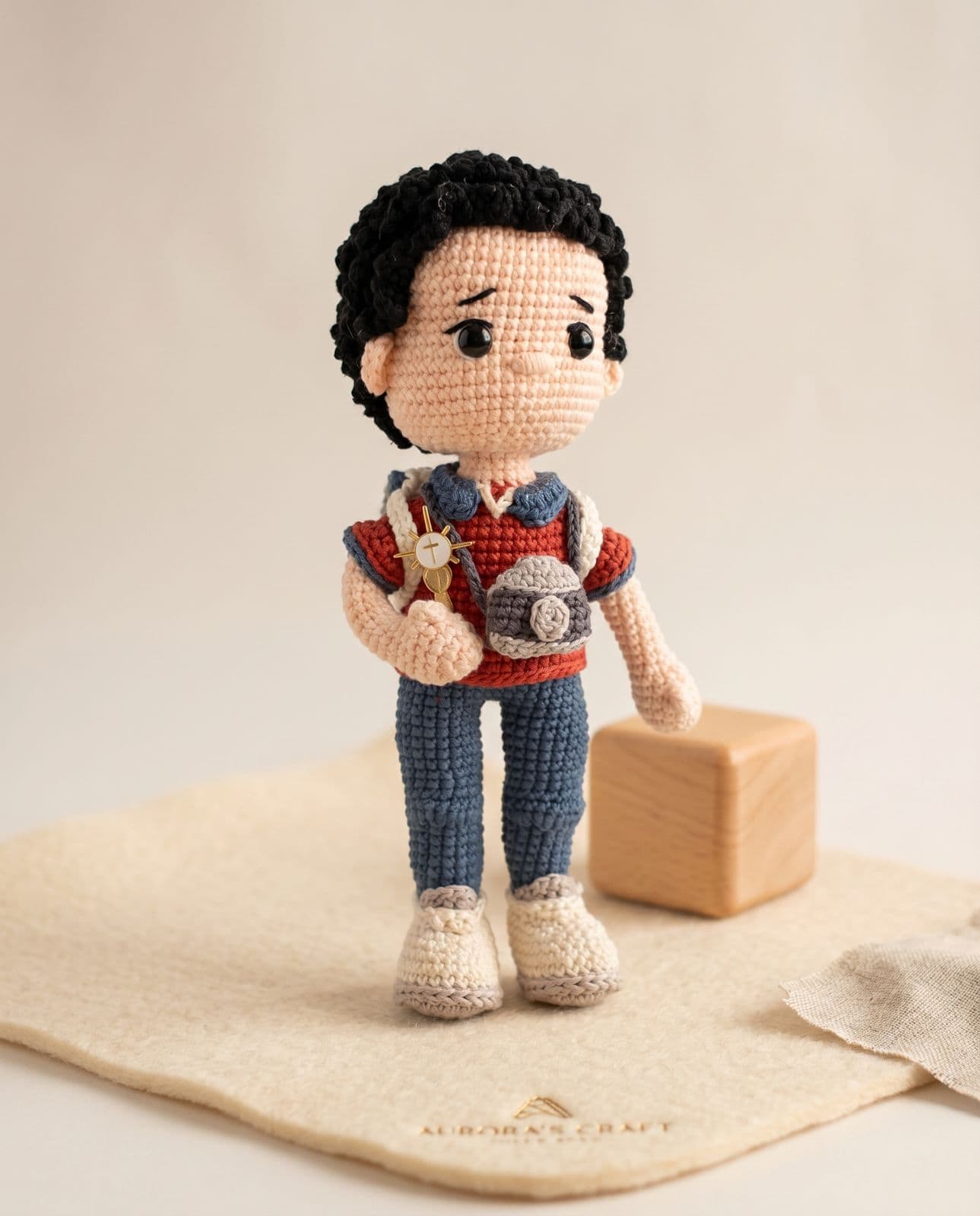 São Carlo Acutis de amigurumi