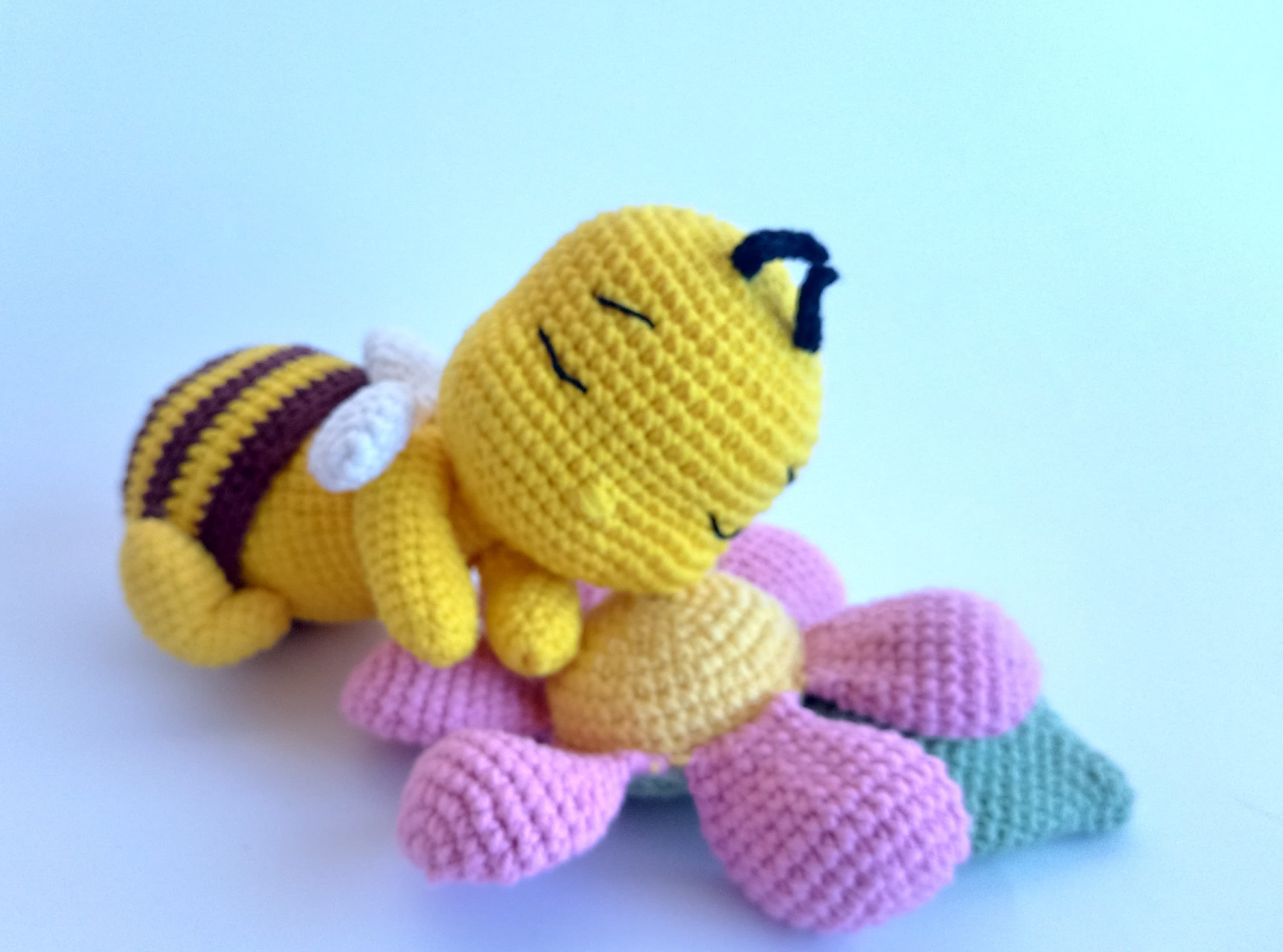 Abelhinha para o quarto do bebê - Amigurumi bee baby