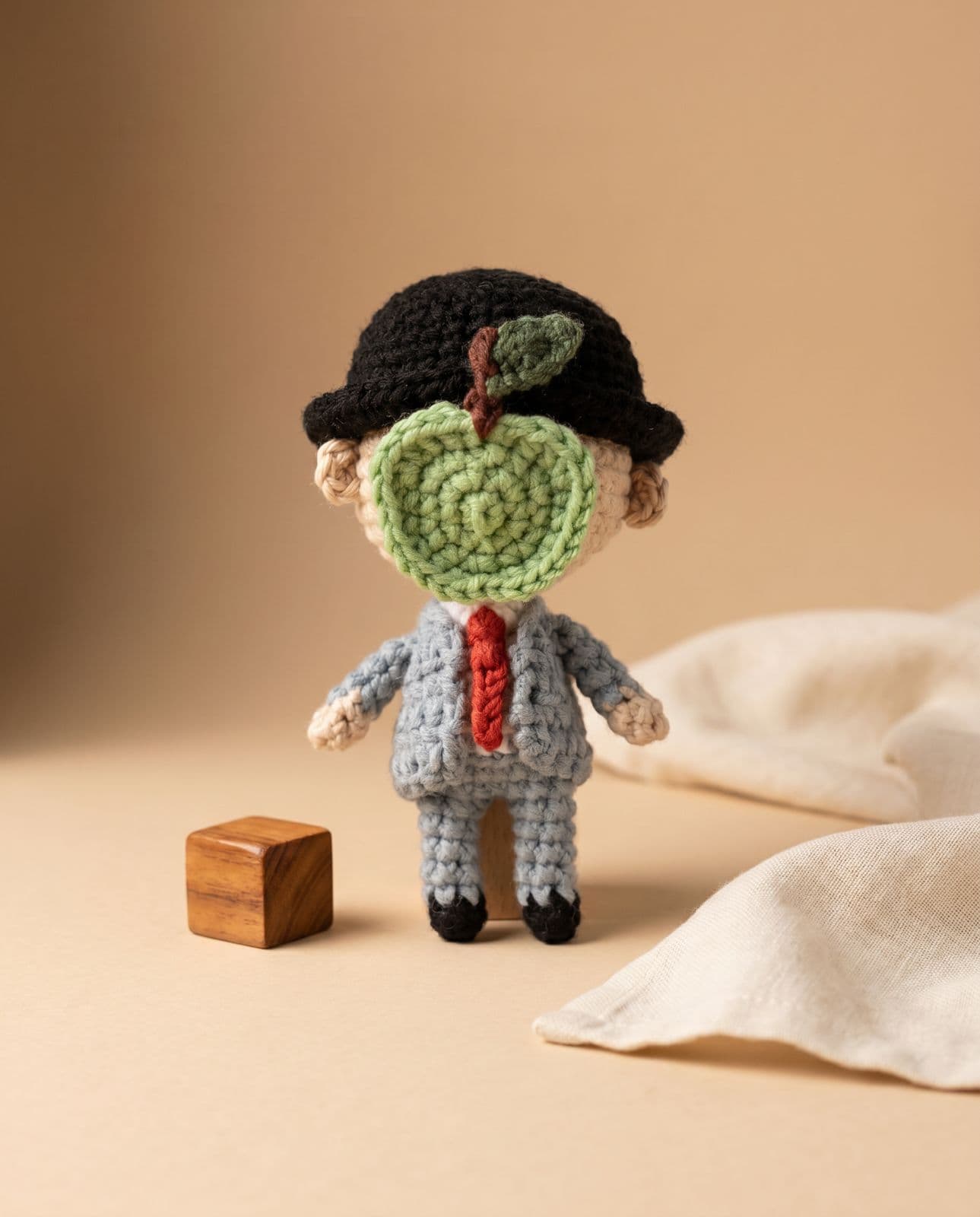 Artista Magritti em miniatura de crochê para colecionadores