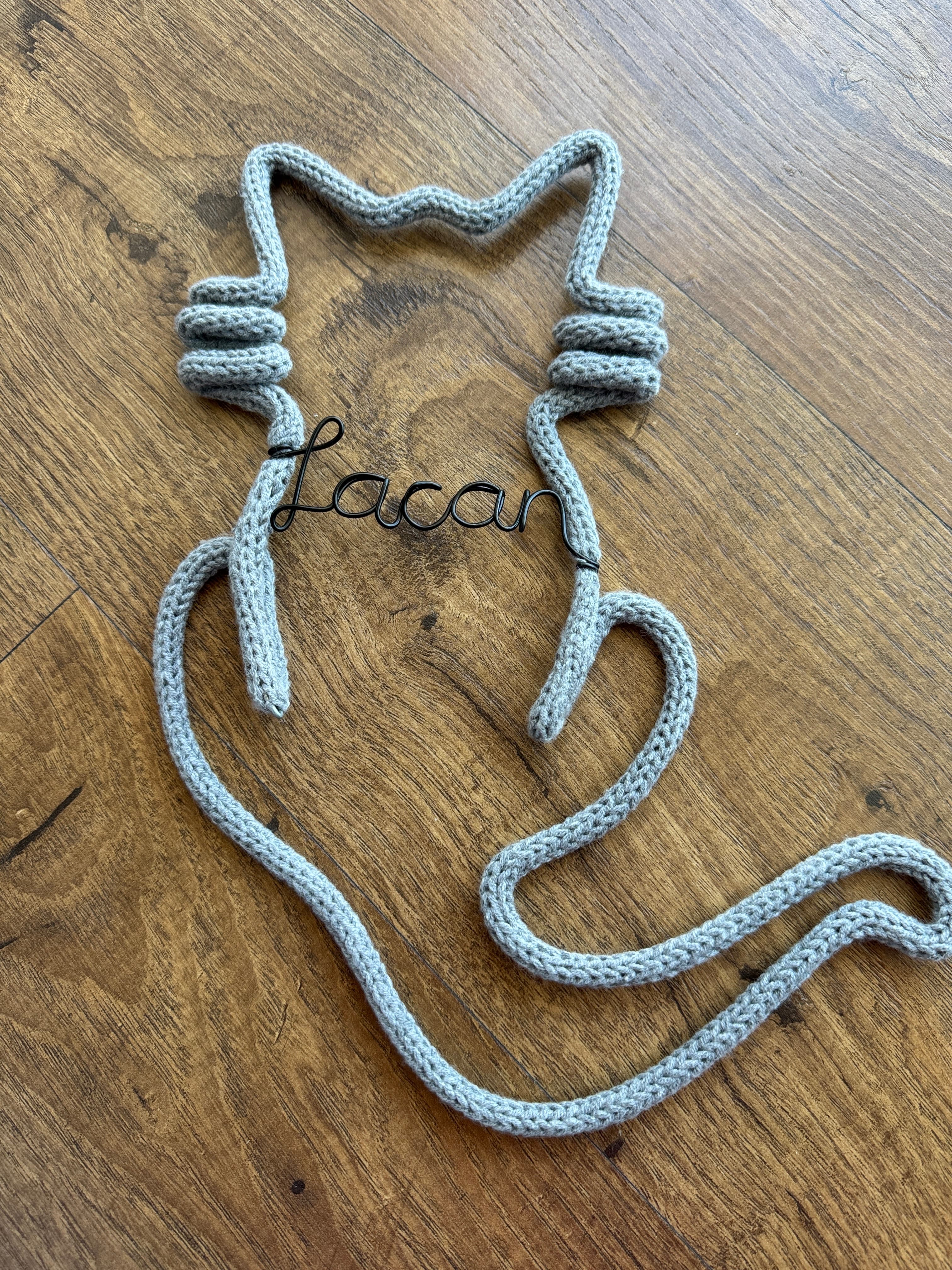 Decoração gato em tricotin com nome personalizado em arame