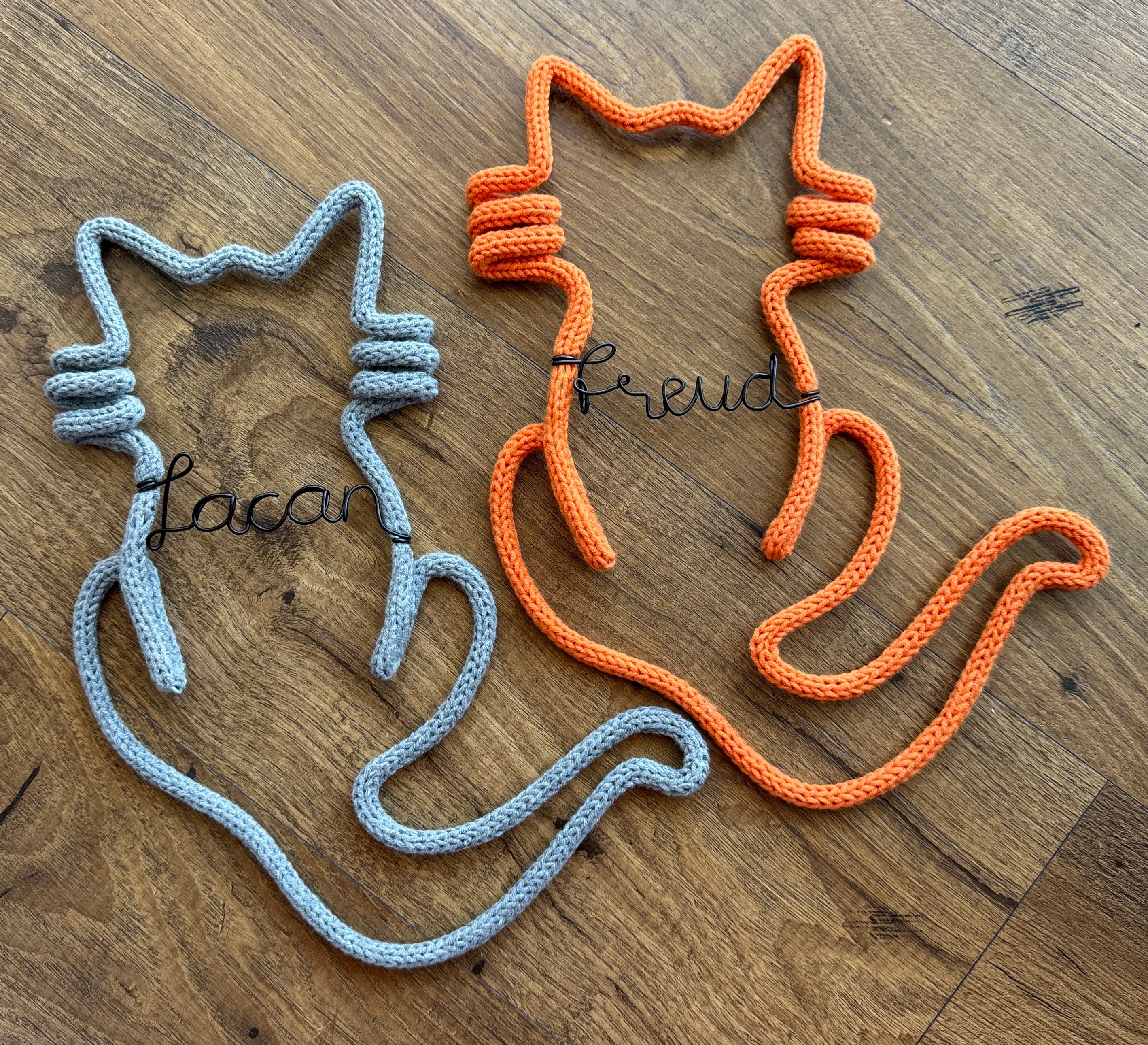 Par de gatos em tricotin com nomes personalizados em arame
