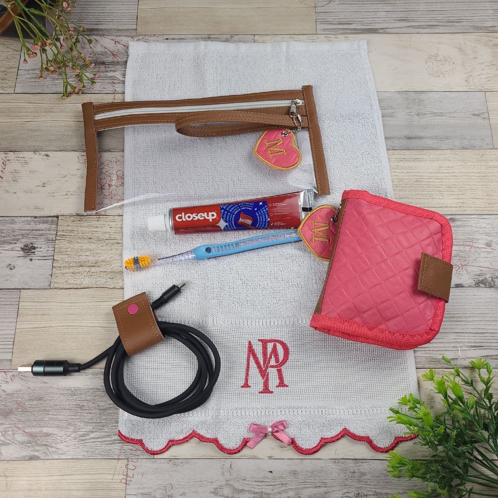 Kit Organizador Feminino Personalizado 4 Peças - Porta Higiene Bucal Transparente, Toalha, Porta Absorvente, Porta Fios
