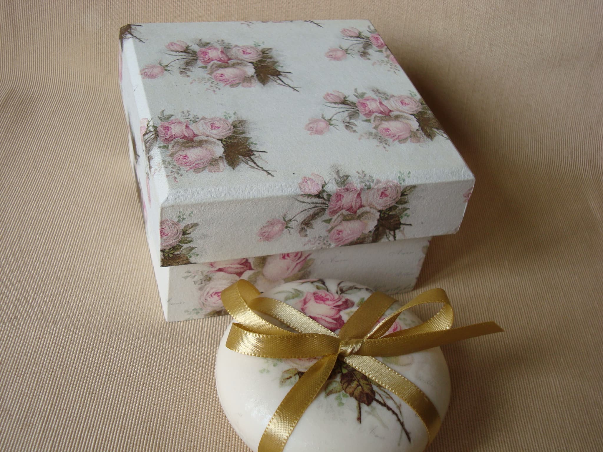 CAIXA COM SABONETE FLORAL ROSA