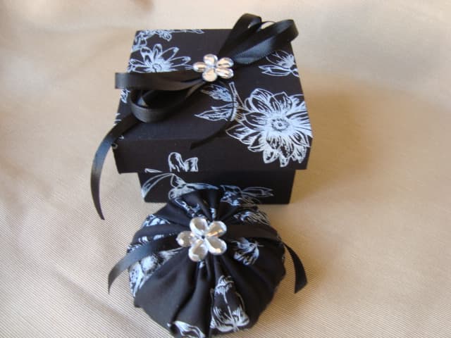 CAIXA COM SABONETE FLORAL BLACK