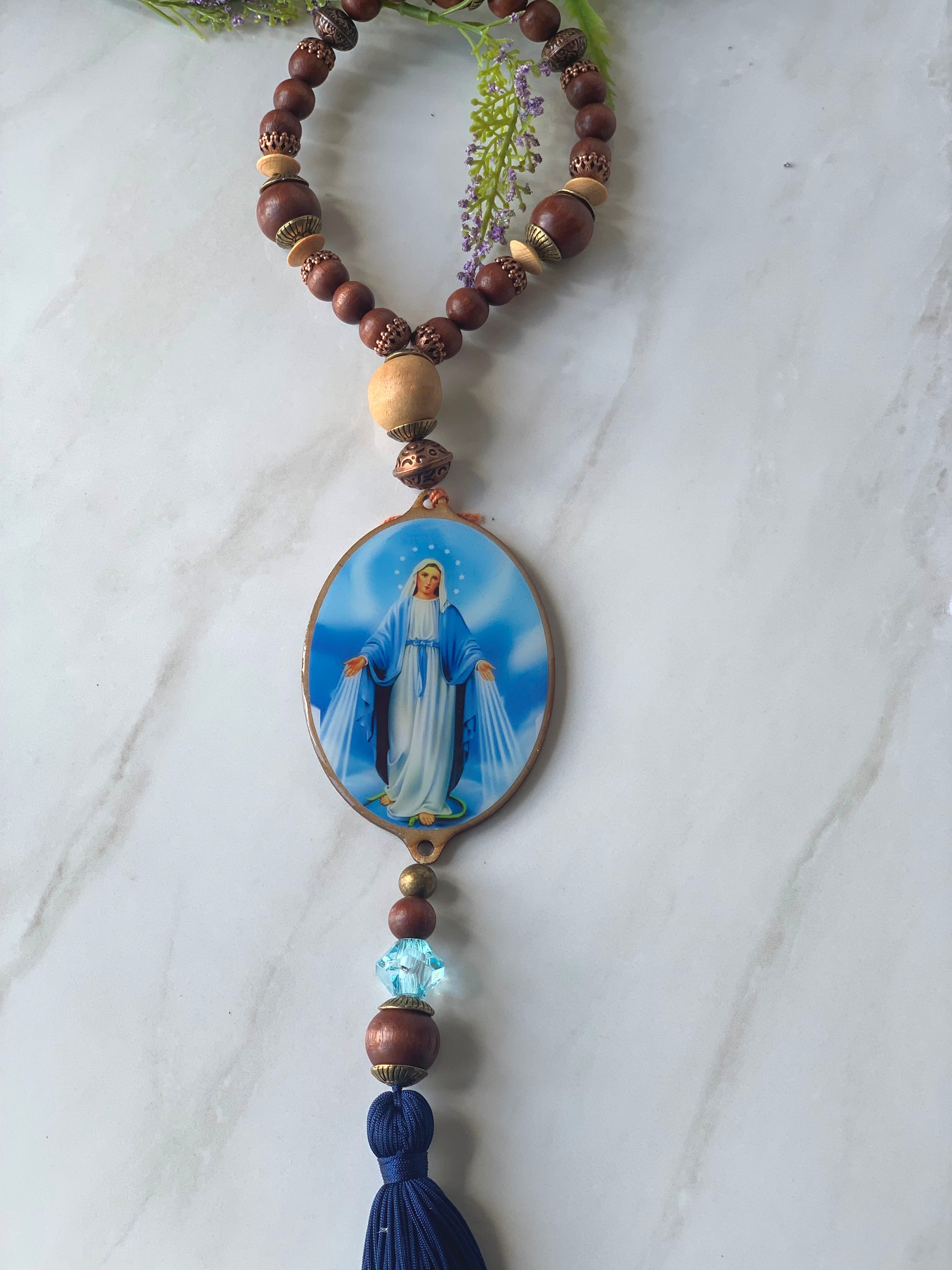 ENFEITE NOSSA SENHORA DAS GRAÇAS - PARA PORTA /SERVE COMO COLAR DE MESA