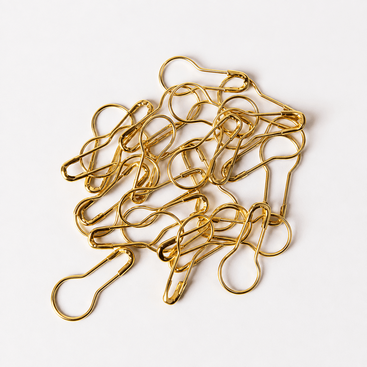 alfinete dourado