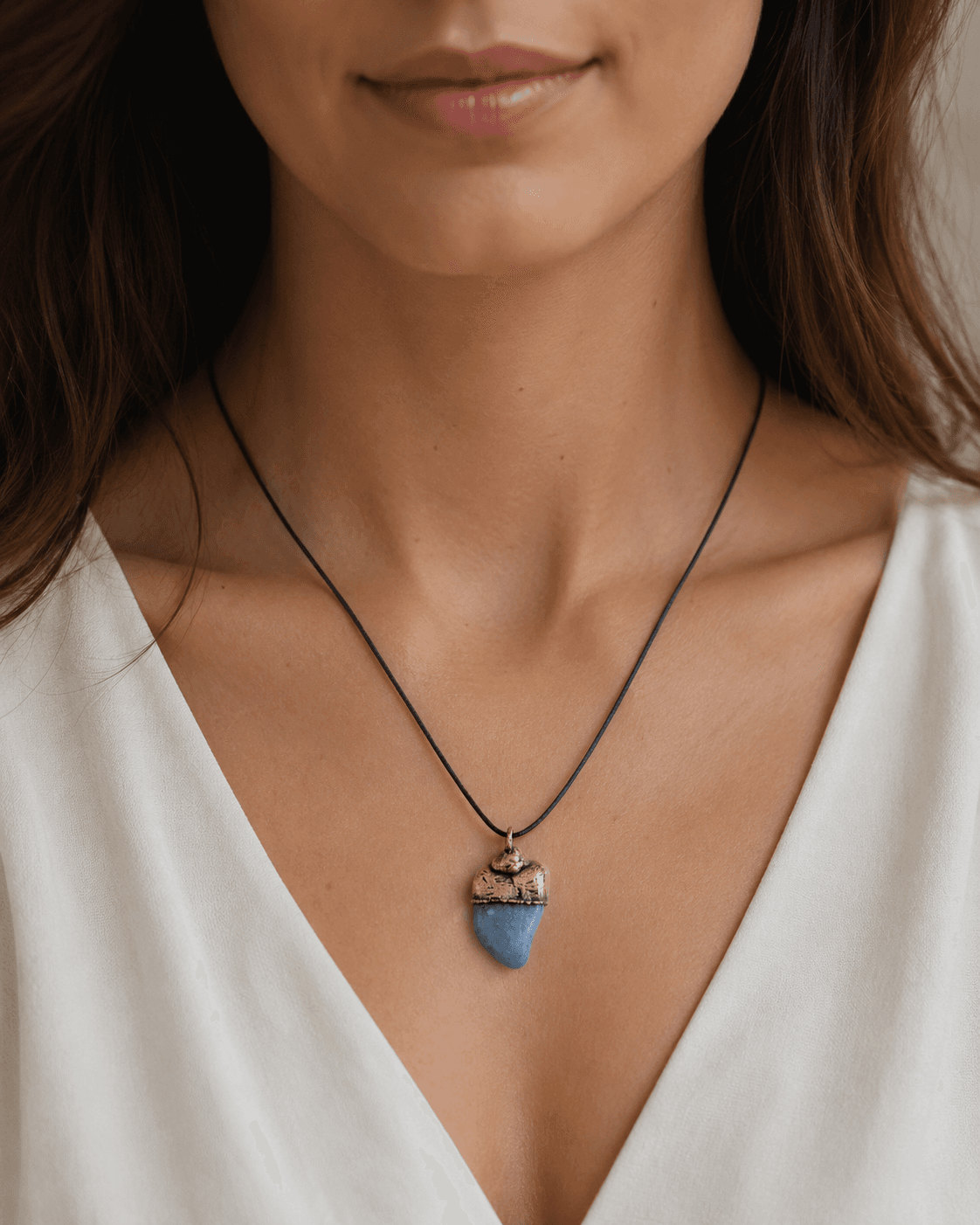 Pingente de Quartzo Azul Eletroformado em Cobre Envelhecido