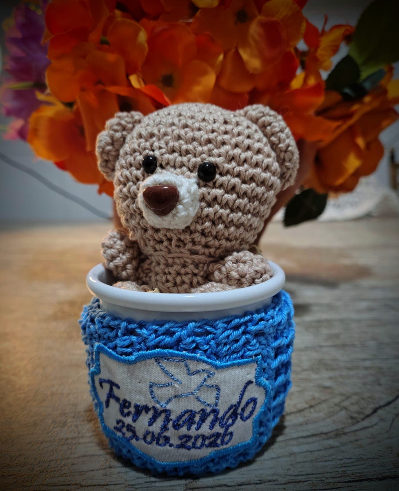 Lembrancinha de Nascimento ou Batizado - Caneca Esmaltada com Mini Ursinho de Amigurumi