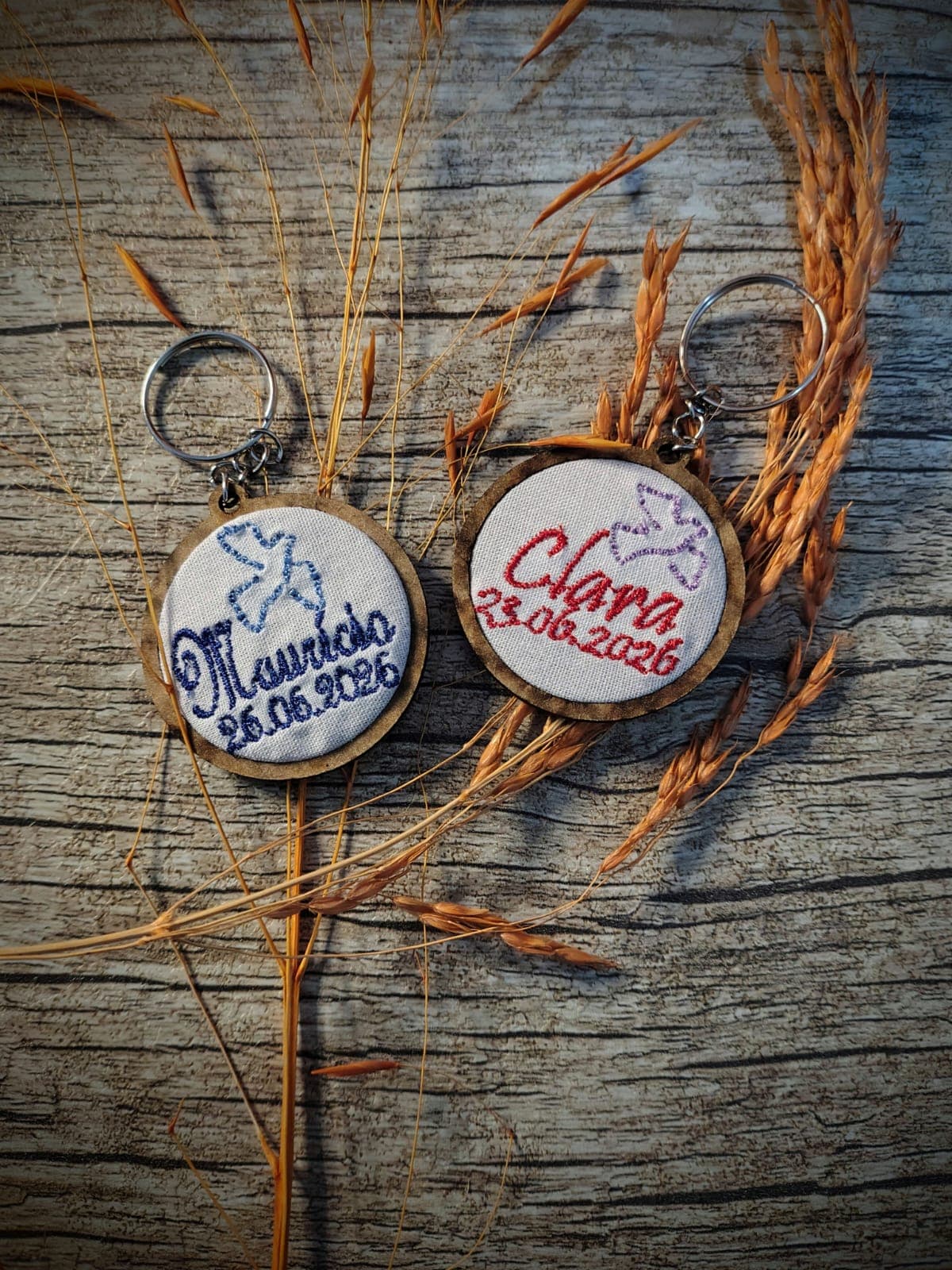 Lembrancinha de Nascimento, Batizado ou Chá de Bebê - Mini Bastidor Chaveiro Bordado Personalizado