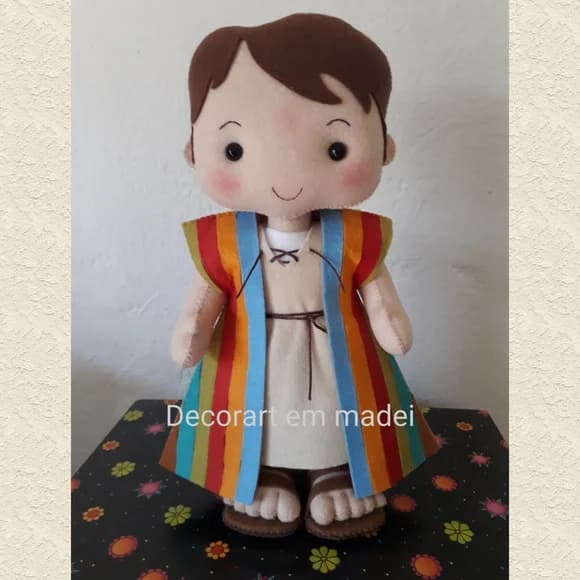 José e a Túnica Colorida Boneco Decoração em Feltro