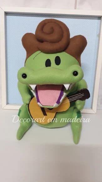 Jacarelvis Boneco Decorativo