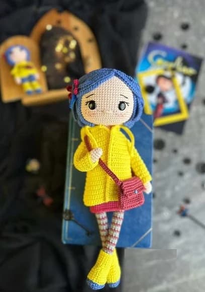 Boneca Amigurumi Inspirada em Coraline Feita à Mão - foto 1