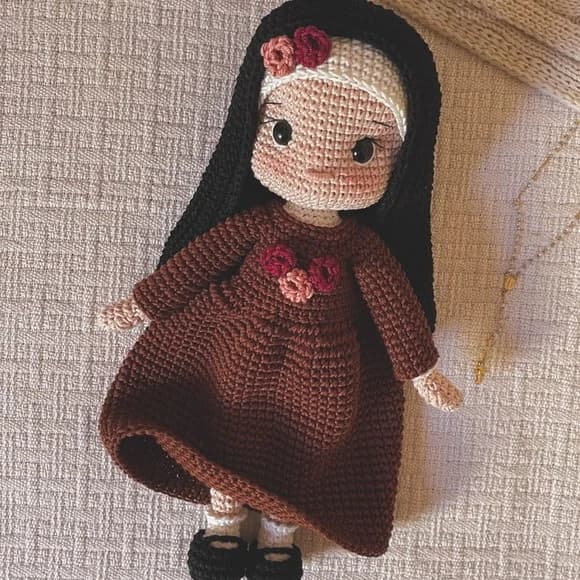 Santa Teresinha do Menino Jesus em Amigurumi
