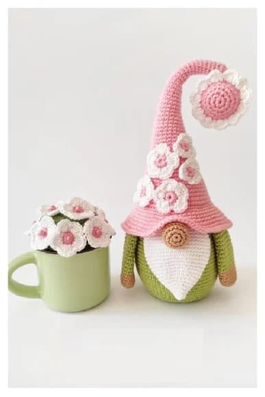 Gnomo com Flores em Amigurumi - foto 1