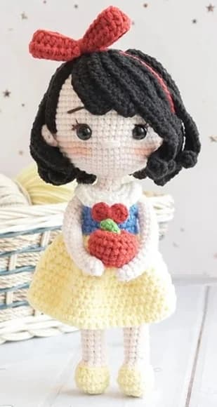 Boneca Branca de Neve em Crochê