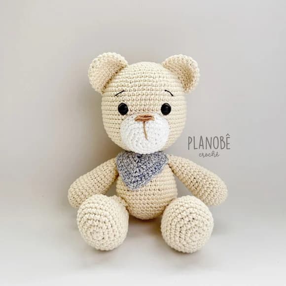 Ursinho Teddy Baby com Bandana - Amigurumi de Crochê