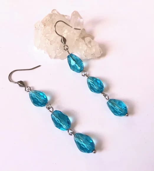 Brinco Cristal Azul Facetado em Gota e Acabamento em Inox