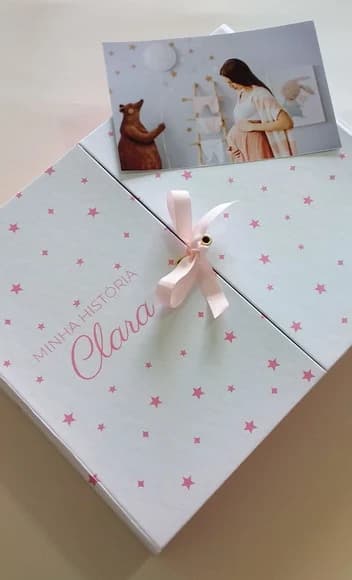 Livro do bebê com caixa rosa para menina