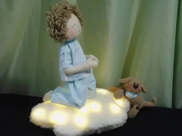Boneca de Pano - Menino Orando - Iluminado