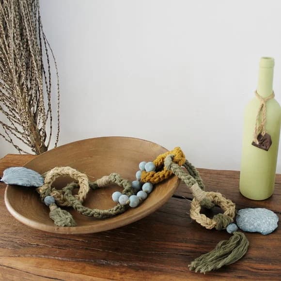 Colar de Mesa Elos e Conchas Fibras Naturais e Cerâmica Fria